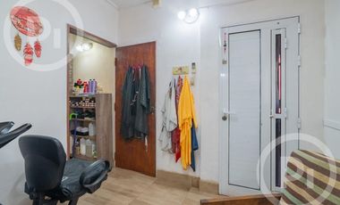 Dos casas en una con lugar de trabajo a dos cuadras de Av. Galicia - en VENTA