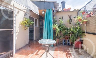 Dos casas en una con lugar de trabajo a dos cuadras de Av. Galicia - en VENTA