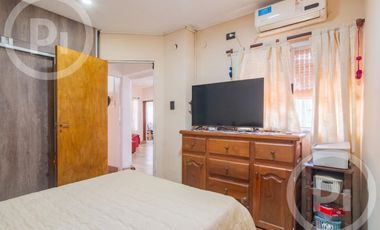 Dos casas en una con lugar de trabajo a dos cuadras de Av. Galicia - en VENTA