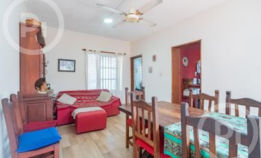 Dos casas en una con lugar de trabajo a dos cuadras de Av. Galicia - en VENTA