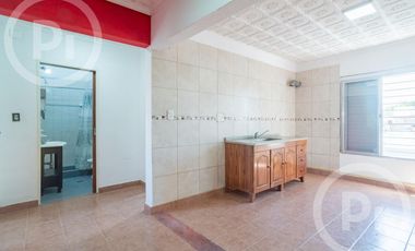 Dos casas en una con lugar de trabajo a dos cuadras de Av. Galicia - en VENTA