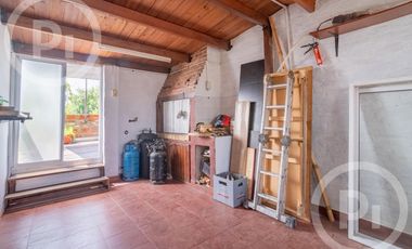 Dos casas en una con lugar de trabajo a dos cuadras de Av. Galicia - en VENTA