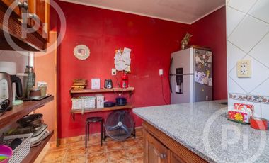 Dos casas en una con lugar de trabajo a dos cuadras de Av. Galicia - en VENTA