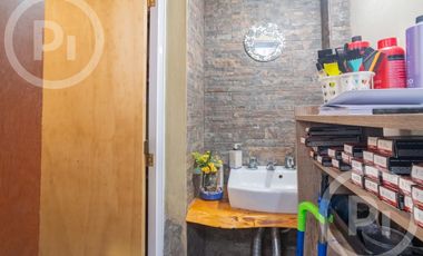 Dos casas en una con lugar de trabajo a dos cuadras de Av. Galicia - en VENTA