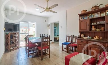 Dos casas en una con lugar de trabajo a dos cuadras de Av. Galicia - en VENTA