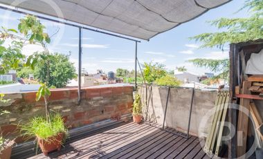 Dos casas en una con lugar de trabajo a dos cuadras de Av. Galicia - en VENTA