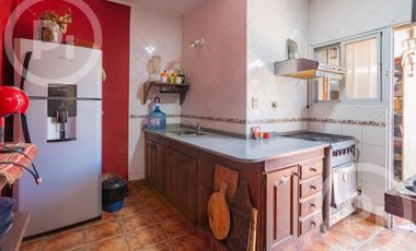 Dos casas en una con lugar de trabajo a dos cuadras de Av. Galicia - en VENTA