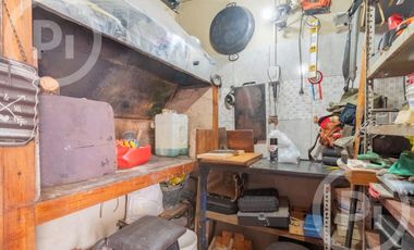 Dos casas en una con lugar de trabajo a dos cuadras de Av. Galicia - en VENTA