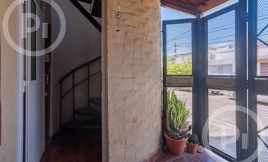 Dos casas en una con lugar de trabajo a dos cuadras de Av. Galicia - en VENTA