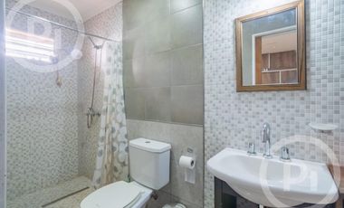 Dos casas en una con lugar de trabajo a dos cuadras de Av. Galicia - en VENTA