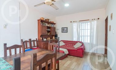 Dos casas en una con lugar de trabajo a dos cuadras de Av. Galicia - en VENTA