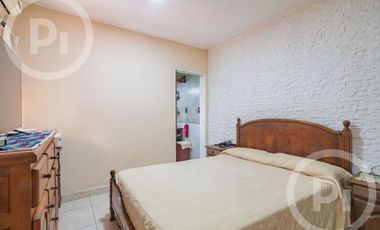 Dos casas en una con lugar de trabajo a dos cuadras de Av. Galicia - en VENTA