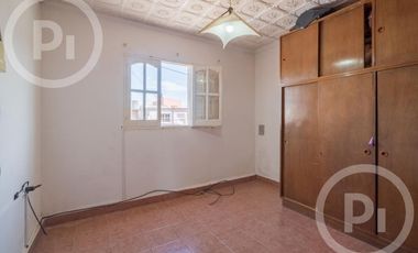 Dos casas en una con lugar de trabajo a dos cuadras de Av. Galicia - en VENTA