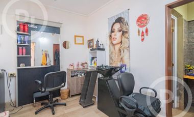 Dos casas en una con lugar de trabajo a dos cuadras de Av. Galicia - en VENTA