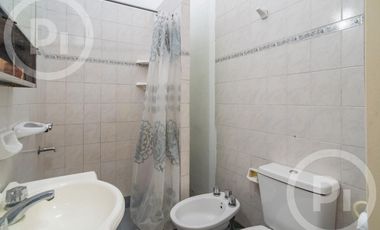 Dos casas en una con lugar de trabajo a dos cuadras de Av. Galicia - en VENTA