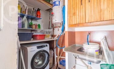 Dos casas en una con lugar de trabajo a dos cuadras de Av. Galicia - en VENTA