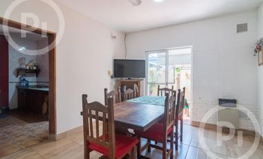 Dos casas en una con lugar de trabajo a dos cuadras de Av. Galicia - en VENTA