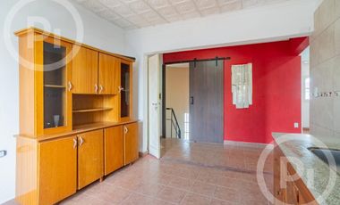 Dos casas en una con lugar de trabajo a dos cuadras de Av. Galicia - en VENTA
