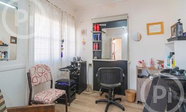 Dos casas en una con lugar de trabajo a dos cuadras de Av. Galicia - en VENTA