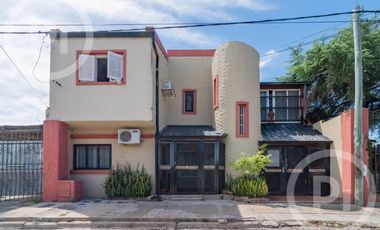 Dos casas en una con lugar de trabajo a dos cuadras de Av. Galicia - en VENTA