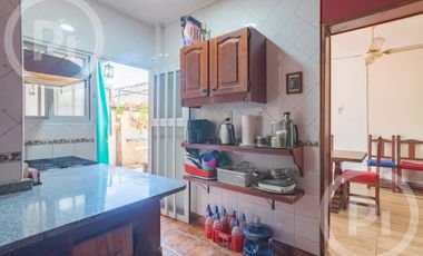 Dos casas en una con lugar de trabajo a dos cuadras de Av. Galicia - en VENTA