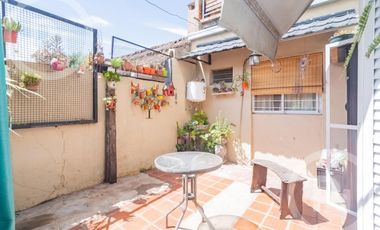 Dos casas en una con lugar de trabajo a dos cuadras de Av. Galicia - en VENTA