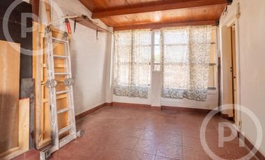 Dos casas en una con lugar de trabajo a dos cuadras de Av. Galicia - en VENTA