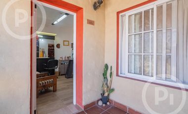 Dos casas en una con lugar de trabajo a dos cuadras de Av. Galicia - en VENTA