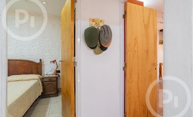 Dos casas en una con lugar de trabajo a dos cuadras de Av. Galicia - en VENTA