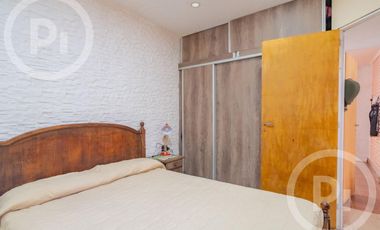 Dos casas en una con lugar de trabajo a dos cuadras de Av. Galicia - en VENTA