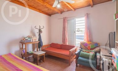 Dos casas en una con lugar de trabajo a dos cuadras de Av. Galicia - en VENTA