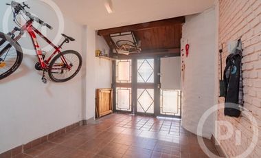 Dos casas en una con lugar de trabajo a dos cuadras de Av. Galicia - en VENTA