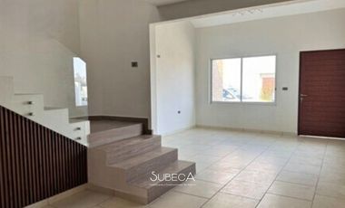 Casa en Renta en Fraccionamiento Cerrado Frente área Verde