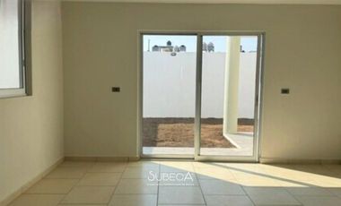 Casa en Renta en Fraccionamiento Cerrado Frente área Verde