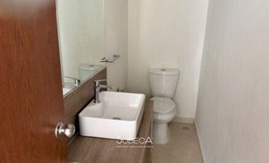 Casa en Renta en Fraccionamiento Cerrado Frente área Verde