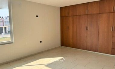 Casa en Renta en Fraccionamiento Cerrado Frente área Verde