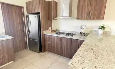 Casa amueblada en RENTA en Fracc Privado frente al parque