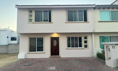 Renta casa amueblada Milenio dentro de Condominio