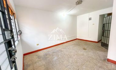 Casa de 3 Niveles con Local Comercial en Zona Estratégica