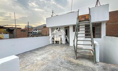 Casa de 3 Niveles con Local Comercial en Zona Estratégica