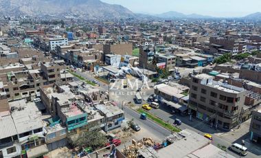 Casa de 3 Niveles con Local Comercial en Zona Estratégica