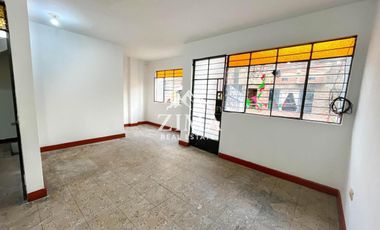 Casa de 3 Niveles con Local Comercial en Zona Estratégica