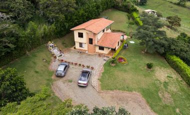 Hermosa finca en venta en Girardota, excelente ubicacion