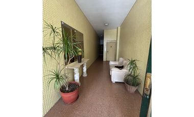 Departamento con dos dormitorios sobre Av. Rocca a la venta