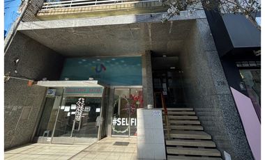 Departamento con dos dormitorios sobre Av. Rocca a la venta