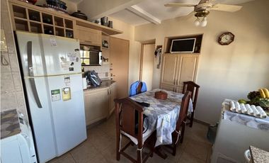 Departamento con dos dormitorios sobre Av. Rocca a la venta