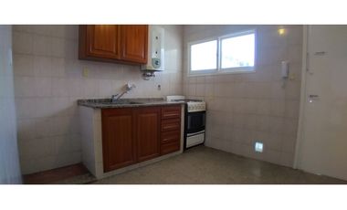 Departamento de dos dormitorios con patio y asador en alquiler