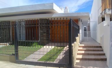 Departamento de dos dormitorios con patio y asador en alquiler