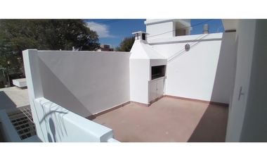 Departamento de dos dormitorios con patio y asador en alquiler