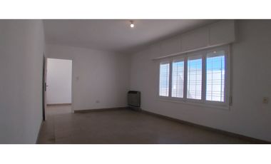 Departamento de dos dormitorios con patio y asador en alquiler